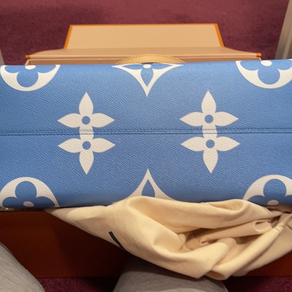 Authentic New Louis Vuitton MAKE ME AN OFFER GM OnTheGo Cities pool St Tropez - Picture 8 of 8